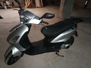 Piaggio Fly 125 2010-thumb-1