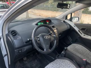 Toyota Yaris 2009-thumb-6