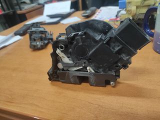FORD FOCUS 4-10 κλειδαριά ΕΜΠ αριστερή 3M5AR21813ET-thumb-1