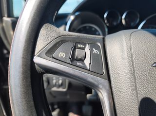 Opel Astra 2010-thumb-11