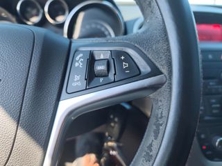 Opel Astra 2010-thumb-12