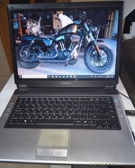 2 laptop και ένα ηχοσύστημα