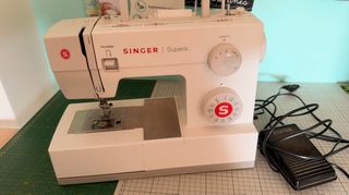 Singer Supera 5523 συν εξαρτήματα-thumb-1
