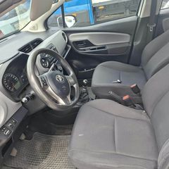 Toyota Yaris 2015-thumb-6