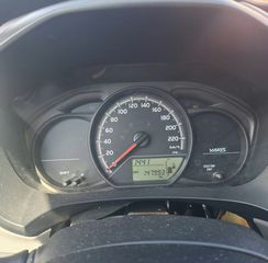 Toyota Yaris 2015-thumb-4