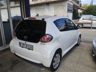 Toyota Aygo 2011-thumb-4