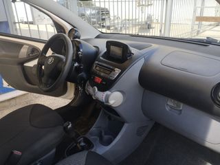 Toyota Aygo 2011-thumb-8