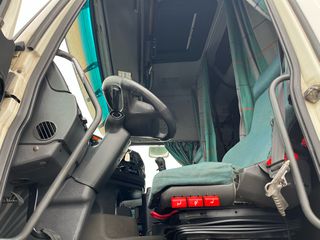 Volvo 2000 FH12-460-thumb-15