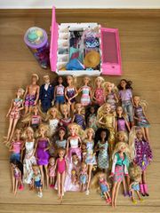 Σετ Barbie Συλλογή: 30+ Κούκλες, Ντουλάπα-Βαλιτσάκι και Αξεσουάρ