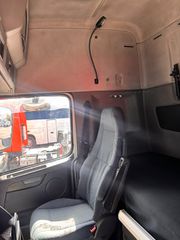 Volvo 2011 4x2-thumb-8