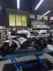 Honda CBR 1000RR 2012-thumb-3