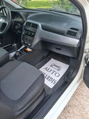 Fiat Grande Punto 2012-thumb-12