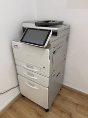 Ricoh MP C307 (πολυμηχάνημα A4 με δυνατότητες εκτύπωσης, σάρωσης, φωτοτυπίας και φαξ), το οποίο διαθέτει επιπλέον συρτάρια τροφοδοσίας χαρτιού και τροχήλατη βάση.