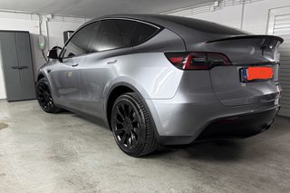 Tesla Model Y 2023 LONG RANGE DUAL MOTOR-thumb-3