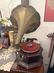 Πωλείται εντυπωσιακό γραμμόφωνο τύπου his master voice με μεγάλο μεταλλικό χωνι και ξύλινη βαση