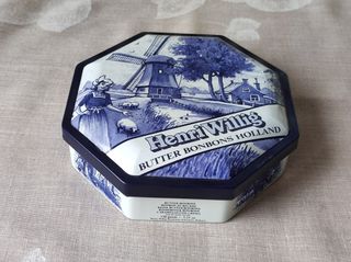 Μεταλλικό οκτάγωνο κουτί HenriWillig BUTTER BONBONS HOLLAND (Σοκολατάκια βουτύρου). Διαστάσεις 11,50x 3,50 εκατοστά (μήκοςxύψος). Χωρίς το περιεχόμενο. Σε άριστη κατάσταση