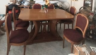 Πωλείται τραπεζαρία με τις καρέκλες σε άριστη κατάσταση.