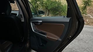 Volvo XC 60 2017-thumb-11