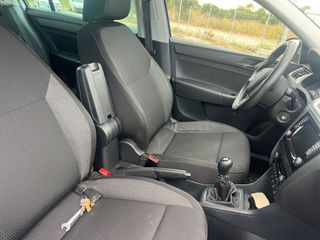 Skoda Rapid 2015-thumb-5