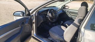 Ford Focus 2000 coupe-thumb-1