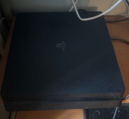 Πωλείται PlayStation 4 μαζί με 2 controllers και 11 κασέτες