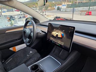 Tesla Model Y 2023 PERFORMANCE-thumb-12