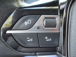 Peugeot 2008 2022 1.2 PURETECH 100 ALLURE-thumb-10