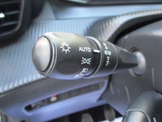 Peugeot 2008 2022 1.2 PURETECH 100 ALLURE-thumb-13