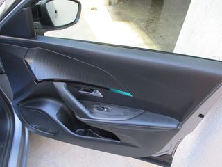 Peugeot 2008 2022 1.2 PURETECH 100 ALLURE-thumb-26