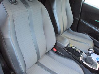 Peugeot 2008 2022 1.2 PURETECH 100 ALLURE-thumb-27