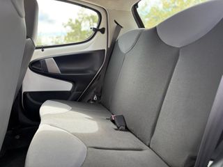 Peugeot 107 2012-thumb-10