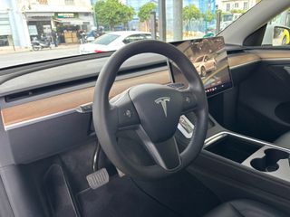 Tesla Model Y 2023 LONG RANGE DUAL MOTOR AWD-thumb-6