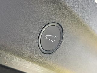 Tesla Model Y 2023 LONG RANGE DUAL MOTOR AWD-thumb-40