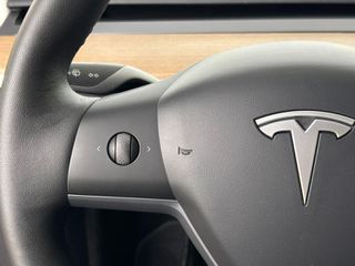 Tesla Model Y 2023 LONG RANGE DUAL MOTOR AWD-thumb-16