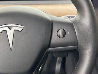 Tesla Model Y 2023 LONG RANGE DUAL MOTOR AWD-thumb-17