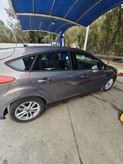 Ford Focus 2016 hatchback-thumb-3