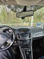 Ford Focus 2016 hatchback-thumb-5