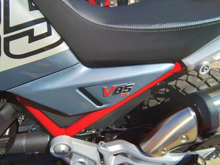 Moto Guzzi V 85 TT 2026-thumb-9