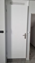 Λευκή εσωτερική πόρτα με πόμολο