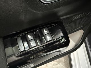 Citroen C3 2019 1.2 PureTech SHINE-thumb-35