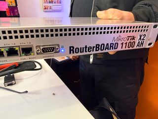 MikroTik RouterBoard RB1100AHx2 router με 13 θυρες gigabit ethernet