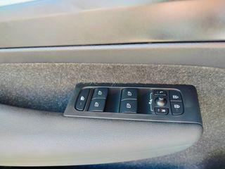 Volvo XC40 2019 T3-thumb-9