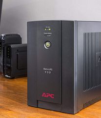 APC BACK-UPS 950 Line-Interactive 950VA 480W με 4 Schuko Πρίζες - ΑΡΙΣΤΟ!