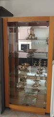 Κρυσταλλιέρα με τέσσερα γυάλινα ράφια, καθρέπτη και σποτάκια