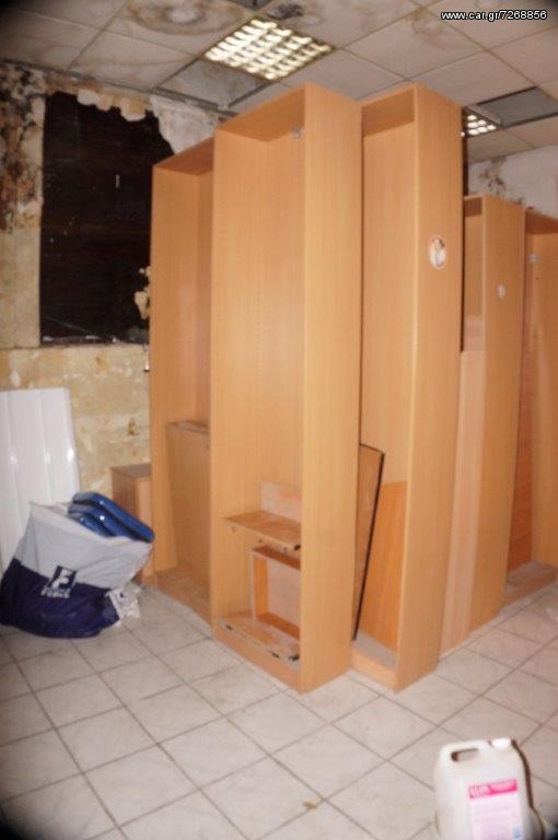 Βιβλιοθήκη με ράφια