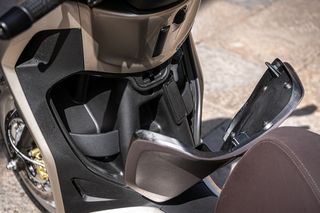 Piaggio Beverly 310 2026 Beverly ΣΑΝΤΟΡΙΝΗ ABS hpe 310-thumb-4